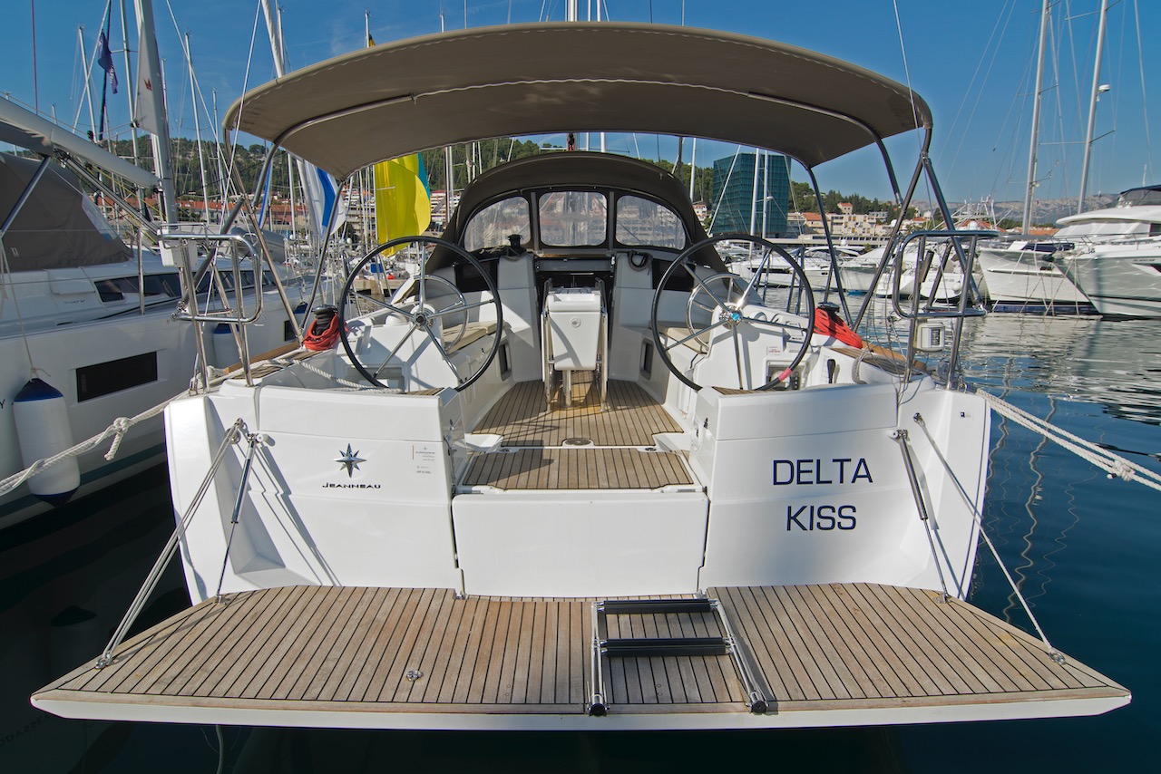 Delta Kiss